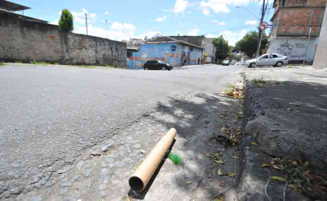 Rojão jogado no asfalto: bairro Boa Vista, em BH, ficou marcado pelo confronto violento entre cruzeirenses e atleticanos