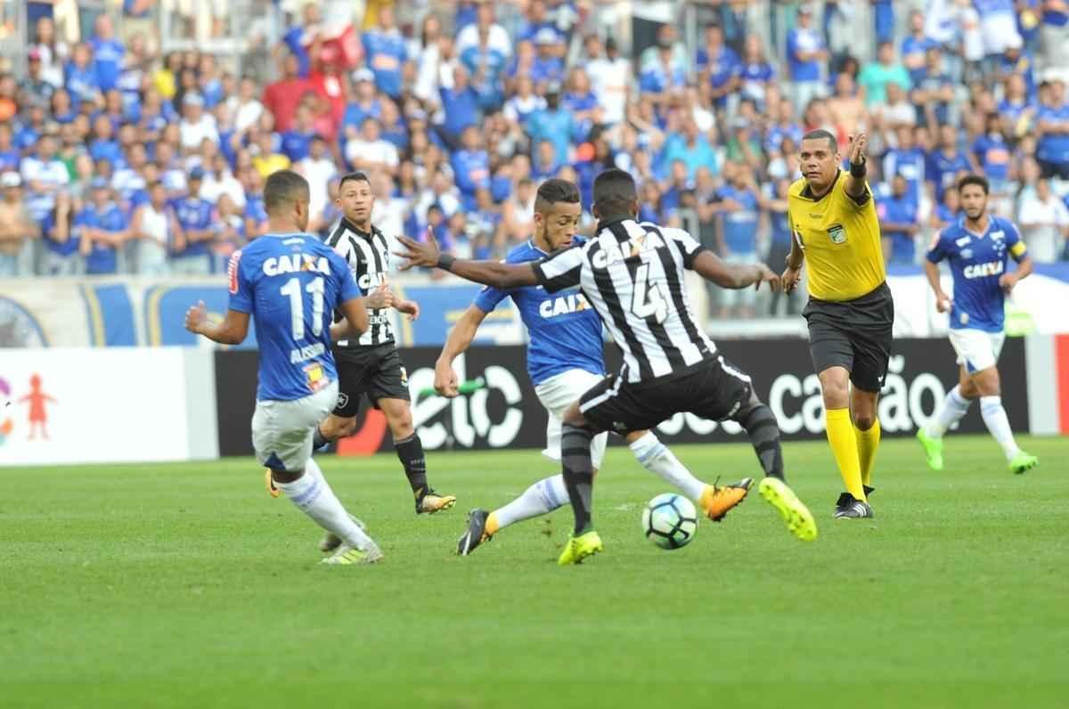 Imagens do jogo entre Cruzeiro e Botafogo, pela 19 rodada do Brasileiro, no Mineiro