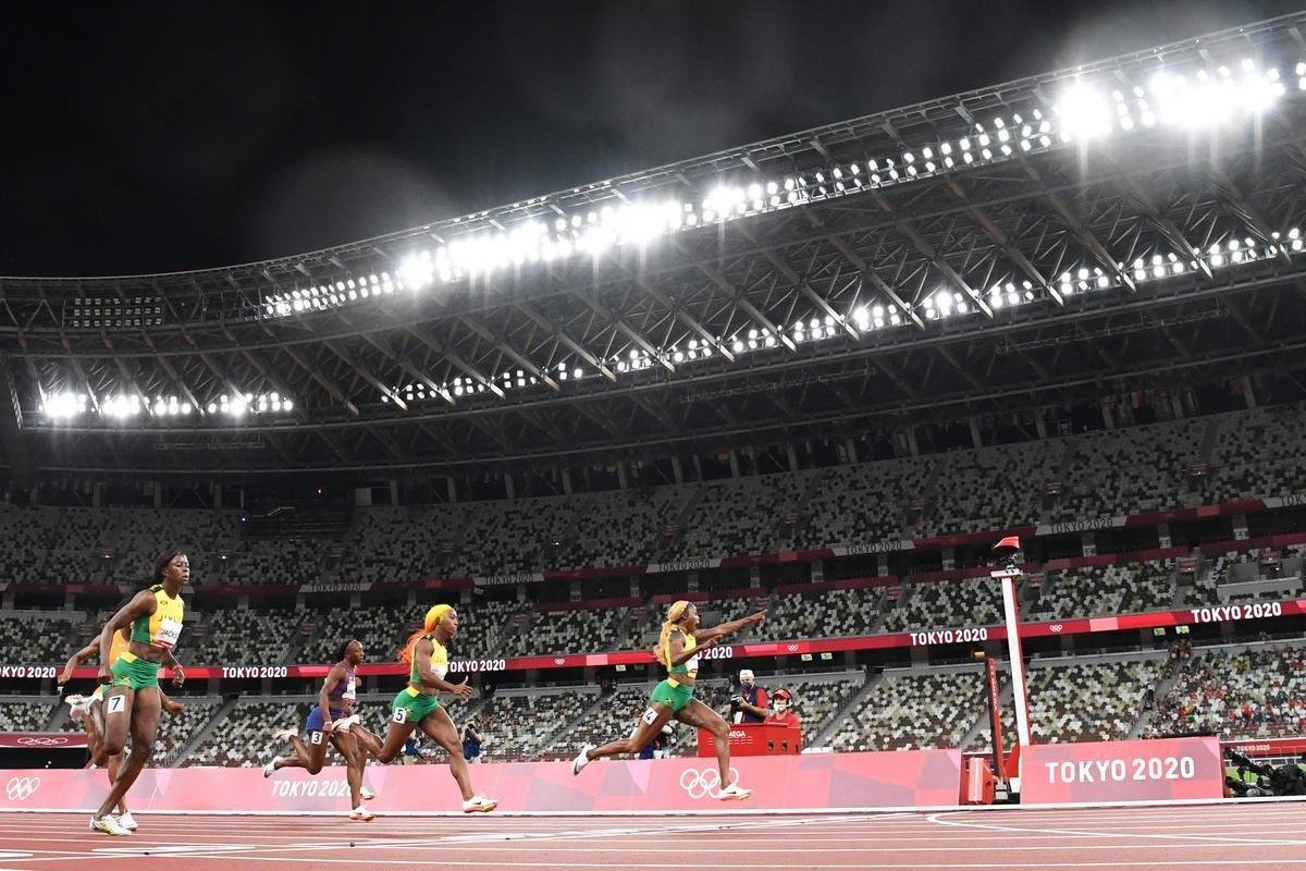 Fotos espetaculares da vitria da jamaicana Elaine Thompson-Herah nos 100m rasos dos Jogos Olmpicos de Tquio com o tempo de 10s61. A velocista quebrou o recorde olmpico e comandou o pdio jamaicano ao lado de Ann Fraser-Pryce, prata, e Shericka Jackson, bronze.