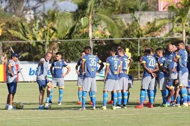Treinador escalou Manoel na defesa, Willian no ataque, mas ganhou dvida com entorse de Henrique