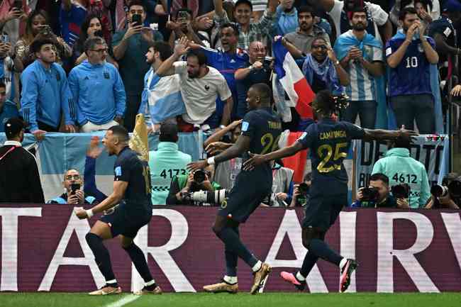 Autor de 'hat-trick' na final, Mbappé termina Copa como artilheiro