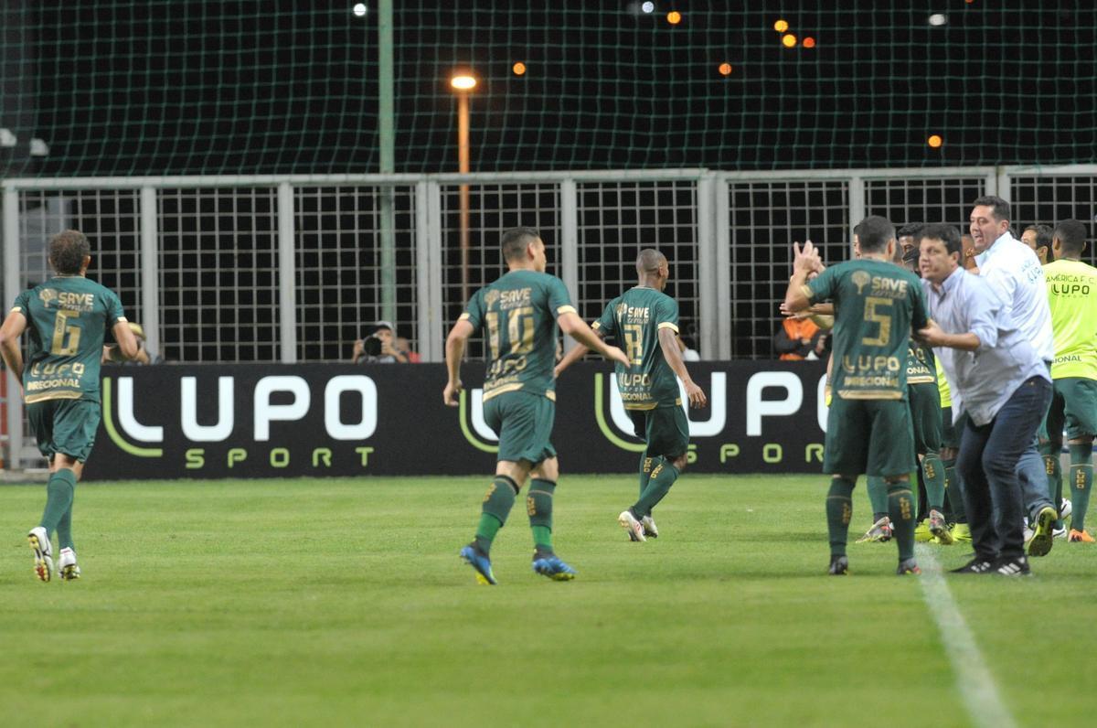 Fotos do jogo entre Amrica e Internacional, no Independncia, pela 15 rodada do Campeonato Brasileiro