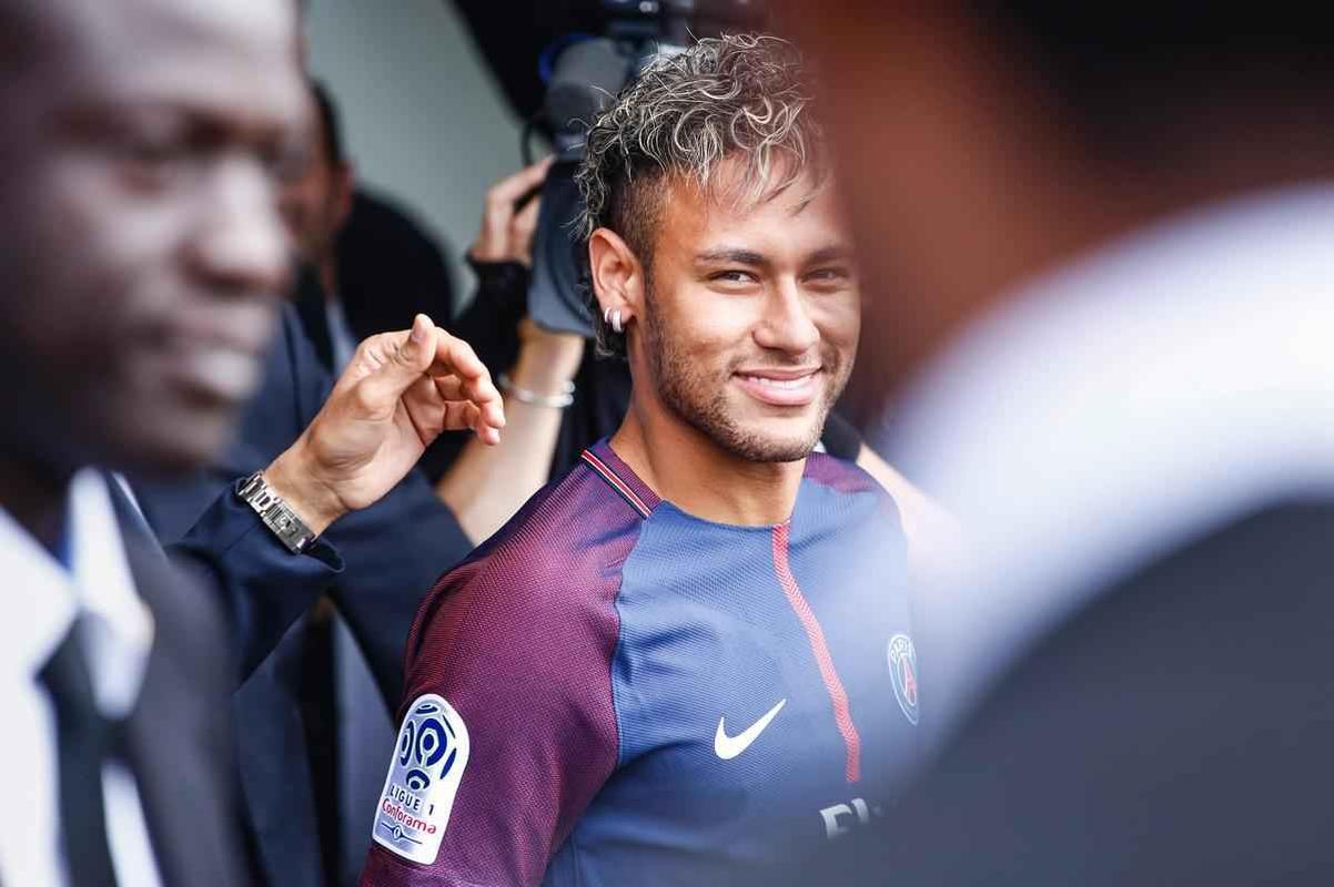 Imagens da apresentao de Neymar como grande reforo do Paris Saint-Germain