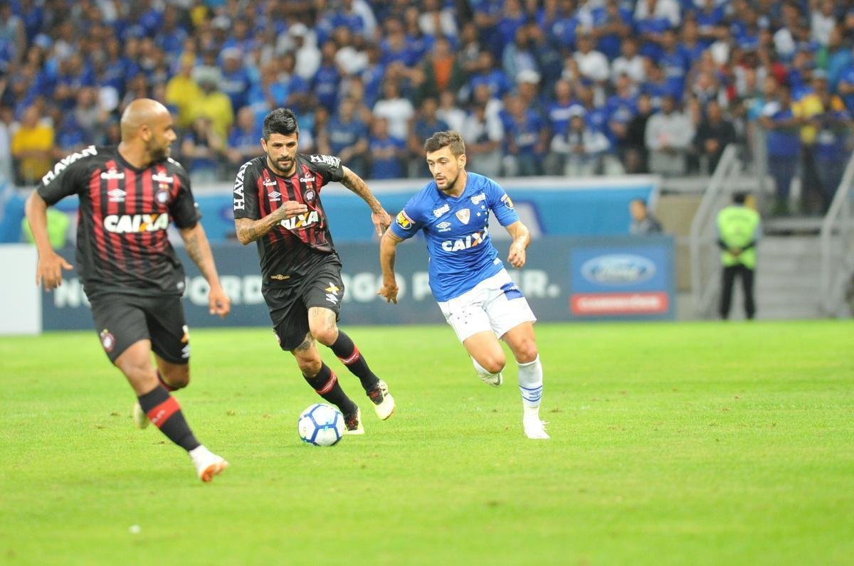Lances do primeiro tempo do duelo entre Cruzeiro e Atltico, no Mineiro, pelas oitavas de final da Copa do Brasil