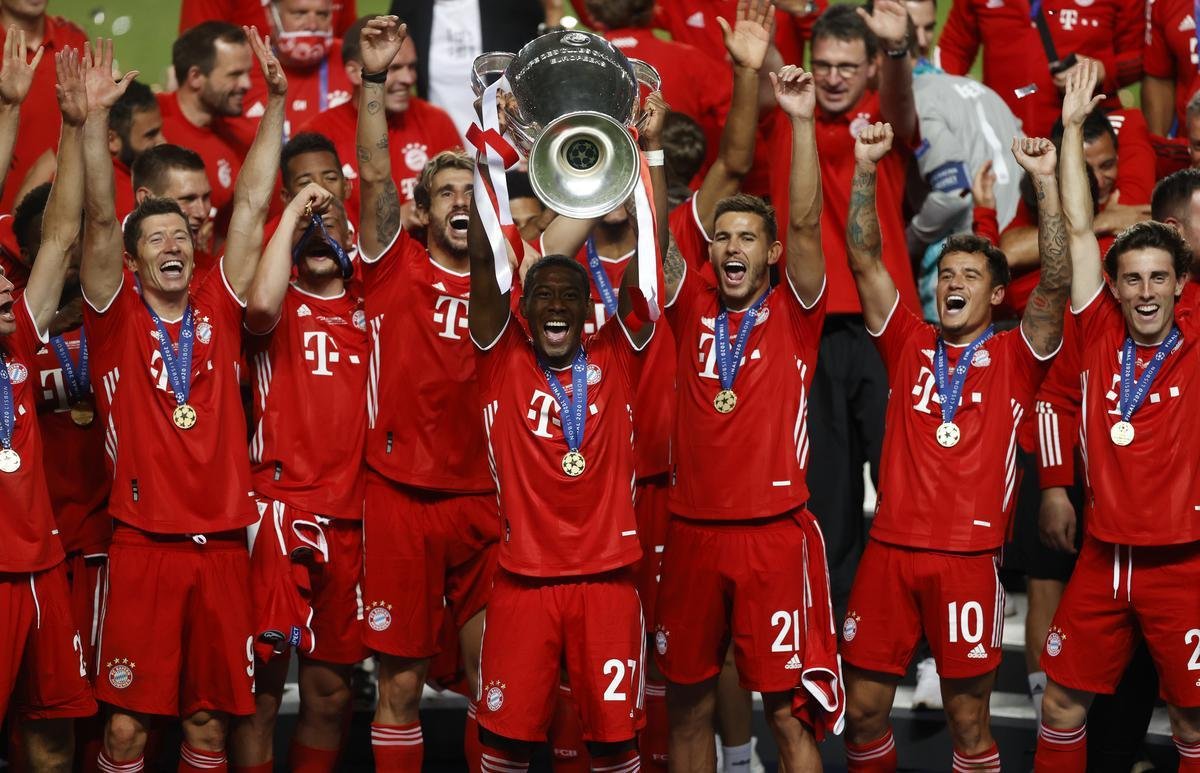 Bayern conquistou o hexa da Liga dos Campeões da Europa ao vencer o PSG por 1 a 0, neste domingo, no Estádio da Luz, em Lisboa. Coman marcou o gol do título alemão. Capitão Neuer ergue a taça junto aos seus companheiros.