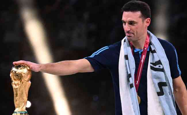 Ao saber das notcias sobre a festa em Buenos Aires, Lionel Scaloni se emocionou e disse que o elenco jogou para o povo argentino