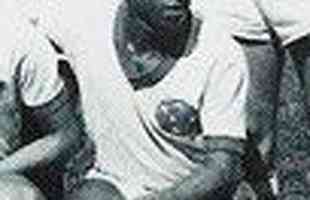 Paulo Rgo, o Sabu,  o 16 maior artilheiro da histria do Cruzeiro, com 96 gols em 306 jogos. No meio da trajetria de 10 anos a servio do clube (1947 a 1957) consta uma experincia no Universitario, da Venezuela. O jornal carioca Correio da Manh, extinto em 1974, destacou uma nota sobre o retorno do jogador  Raposa no dia 14 de julho de 1957: 'O ponteiro Sabu assinou contrato com o Cruzeiro por um ano, devendo receber 40 mil cruzeiros de luvas e 3 mil e 500 cruzeiros de salrio mensal. Como o jogador tem passe livre, est faltando apenas a remessa do atestado liberatrio por parte do Universitrio, da Venezuela'.