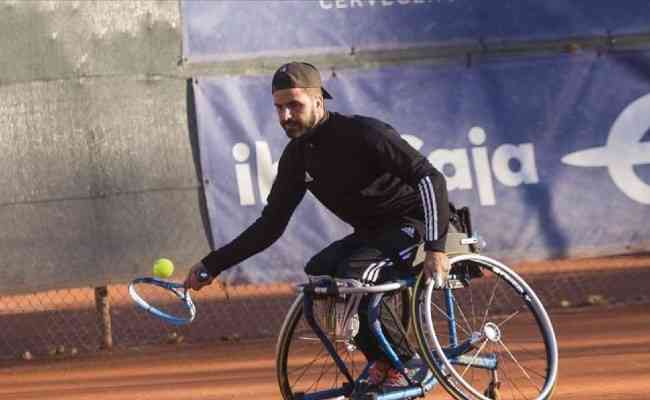 Atleta havia encerrado a carreira como jogador de futebol em 2018, depois do acidente ele vinha atuando como tenista de cadeira de rodas