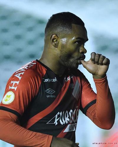 Nikão - meia do Athletico-PR