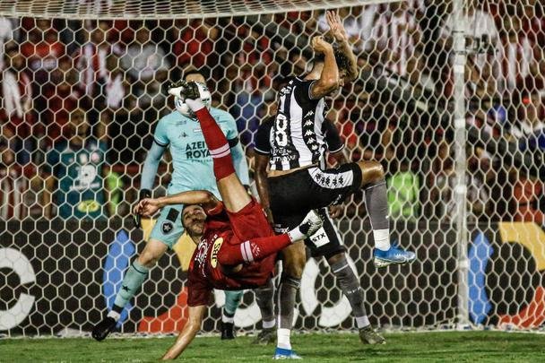 Já no segundo tempo, o jogo foi mais equilibrado. Com as mudanças feitas pelo técnico Paulo Autuori, o Botafogo empatou com gol de Bruno Nazário. Náutico teve chances de marcar o segundo gol com Jorge Henrique e Erick em chances claras, mas ambos perderam os lances.