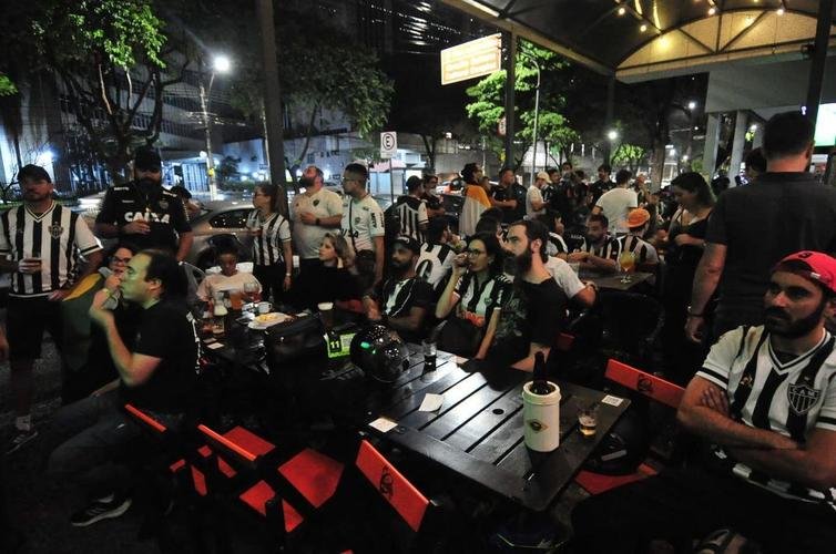 Atleticanos acompanharam Flamengo 2x1 Ceará nos bares de Belo Horizonte, na expectativa de comemorar o título antecipado do Campeonato Brasileiro. No entanto, o rival carioca venceu o time nordestino e adiou a festa atleticana.