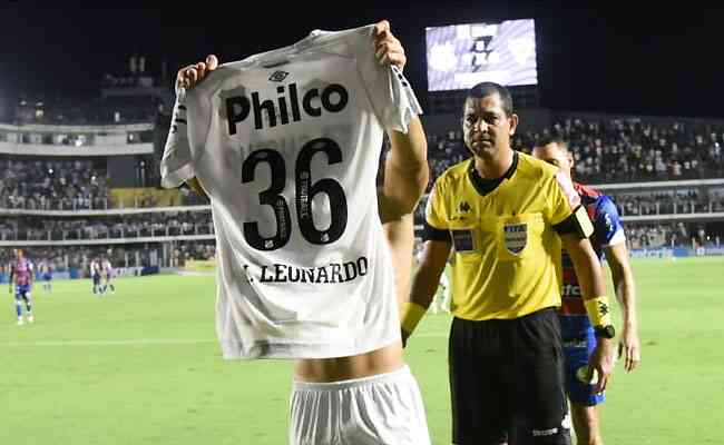 Marcos Leonardo marcou duas vezes e garantiu triunfo que alivia situação do Santos 