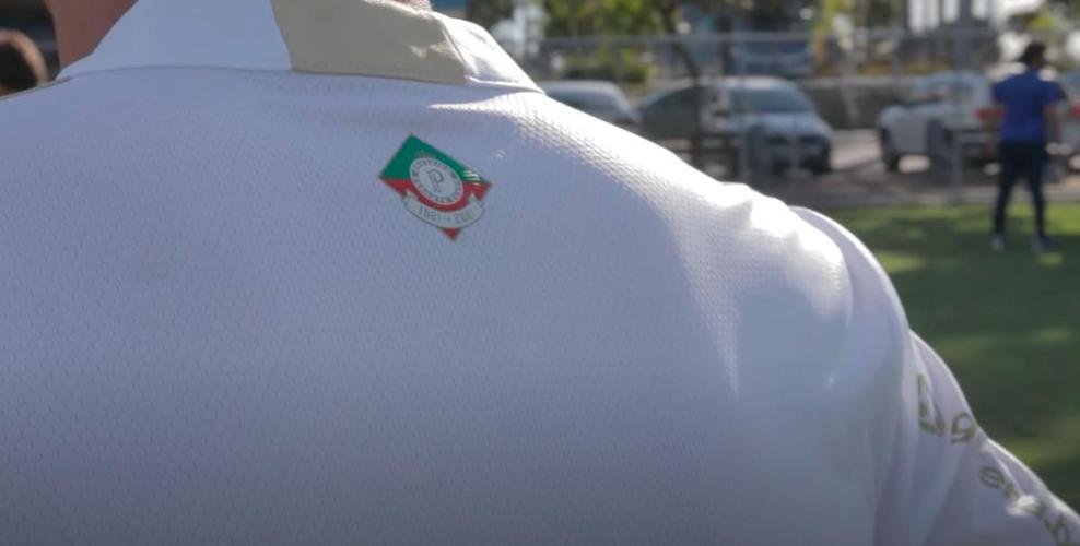 Cruzeiro lançou camisa branca, com detalhes em dourado, nesta quinta-feira (6 de maio)