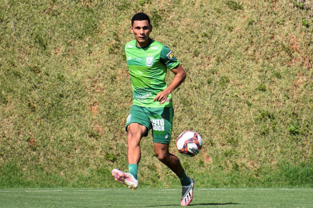 O Amrica segue com treinamentos intensivos voltados para a disputa do Campeonato Mineiro. No prximo sbado (27), o Coelho estreia no estadual diante do Boa Esporte, s 19h. A partida ser realizada no Independncia, em Belo Horizonte. A tendncia  que, neste primeiro compromisso, o tcnico Lisca utilize jogadores que tiveram menor minutagem na temporada 2020/21, alm de nomes promissores das categorias de base do clube.