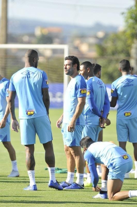 Treino do Cruzeiro nesta segunda marcou o batismo do colombiano Luis Orejuela, reforo para 2019