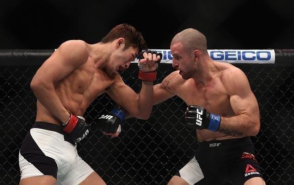 Dong Hyun Kim (luvas vermelhas) venceu Tarec Saffiedine por deciso dividida (30-27, 28-29, 29-28)