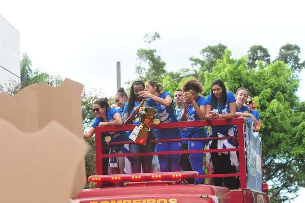 Chegada das campeãs da Superliga Feminina à sede do Minas, em Belo Horizonte. Em seguida, eles foram recepcionadas pelo presidente, por diretores e patrocinadores. Houve até brinde com champanhe