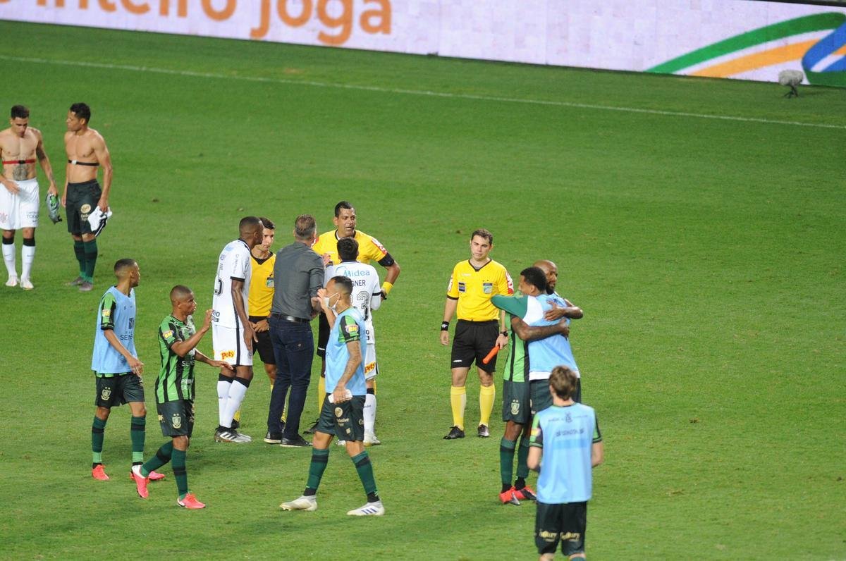 Gol de pnalti de Rodolfo deu ao Amrica o empate por 1 a 1 com o Corinthians e selou a classificao histrica s quartas de final da Copa do Brasil. Veja a festa do tcnico Lisca e dos jogadores no gramado do Independncia