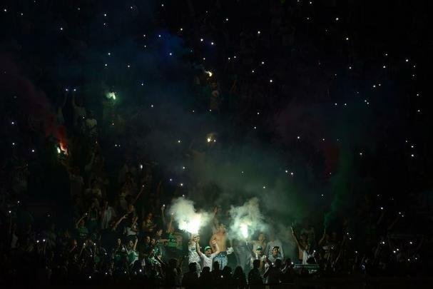 Foi na Arena ndio Cond que a Chapecoense deixou o 'anonimato' para ganhar os coraes de todos os brasileiros. Em seu estdio, o Verdo do Oeste mostrou toda sua valentia ao permanecer por trs anos seguidos na Srie A e, consequentemente, alcanar a deciso da Copa Sul-Americana. Pelo caminho ficaram gigantes como os argentinos Independiente e San Lorenzo e o colombiano Junior Barranquilla. Restava apenas o poderoso Atltico Nacional, melhor clube da atualidade na Amrica do Sul. Dentro de campo, a Chape no pde dar sequncia  sua bravura, pois acabou vitimada por um acidente areo que matou quase toda sua delegao nas proximidades de Medelln, na Colmbia. Mas, se depender do amor de uma multido, o clube renascer. A mesma Arena Cond que foi palco de trs acessos - da Srie D para a C, em 2009; da C para a B, em 2012; e da B para a A, em 2013 -  o local onde milhares de torcedores prestam as ltimas homenagens aos falecidos. Sempre, claro, com a esperana de que a agremiao se reerguer e dar continuidade ao belo trabalho recente. Vamos, vamos Chape!!! (CRDITO DAS IMAGENS: DOUGLAS MAGNO/AFP)