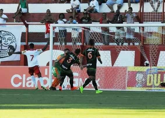Fotos da derrota do Amrica para o Tombense, por 2 a 0, no Estdio Almeido, em Tombos. Resultado deste sbado deixou o Coelho fora do G-4 e em situao complicada para avanar s semifinais do Mineiro. Os gols do Gavio-carcar foram marcados por Gelson e Daniel Amorim.