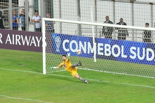 Depois de vitria do Atltico por 1 a 0 no tempo normal, Victor pegou trs pnaltis do Unin La Calera e levou o time alvinegro s oitavas de final da Sul-Americana