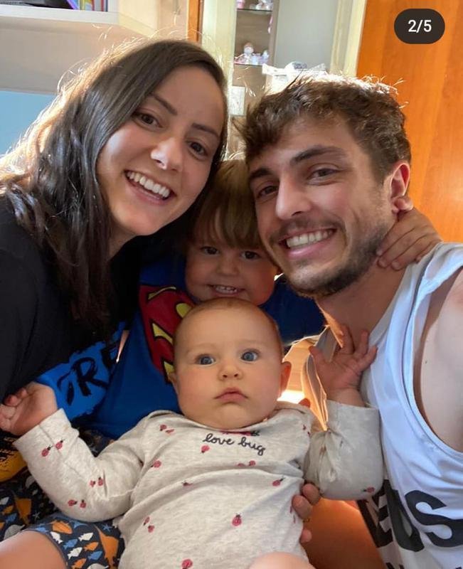 Meia Hyoran, do Atltico, com esposa e filhos