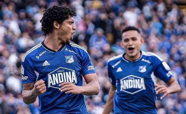 Jogadores do Millionarios comemoram gol em vitria sobre Deportivo Cali, pelo Campeonato Colombiano