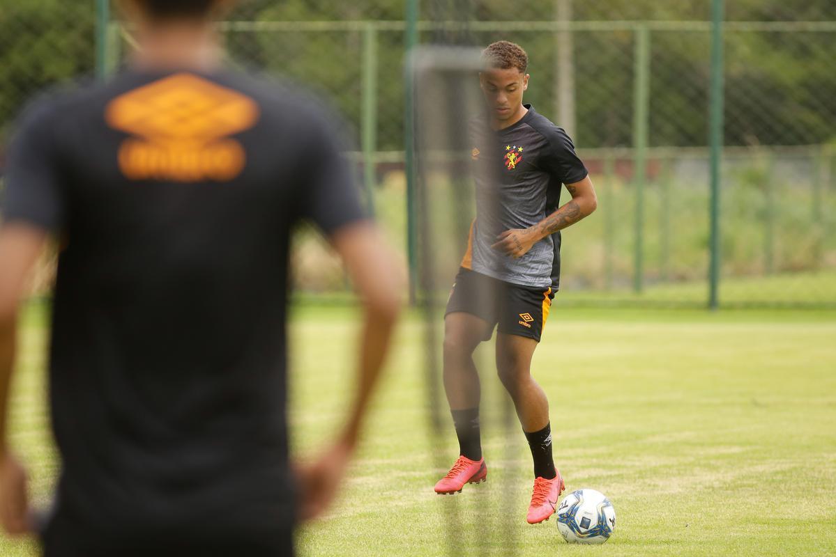 No primeiro trabalho, houve um treinamento tático, que exigia troca de passes e triangulações dos jogadores, com o elenco dividido em grupos de três atletas cada. Em seguida, os jogadores foram divididos em dois grupos no mesmo campo para o trabalho específico por setores de defesa e ataque. De um lado, os zagueiros, laterais e volantes participaram de um treino tático de posicionamento com o auxiliar Daniel Cerqueira. Do outro, os meias e atacantes fizeram um trabalho específico de passe e finalização sob o comando do técnico Daniel Paulista.