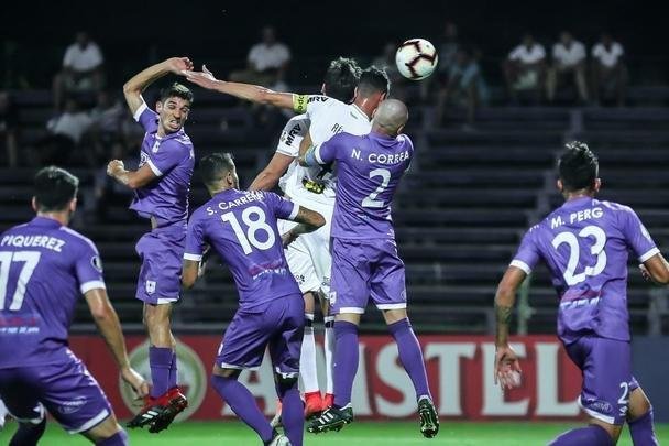 Imagens da partida entre Defensor e Atlético, em Montevidéu, pela Libertadores