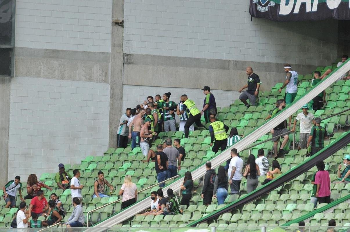 Briga de torcedores no setor do Amrica durante o clssico