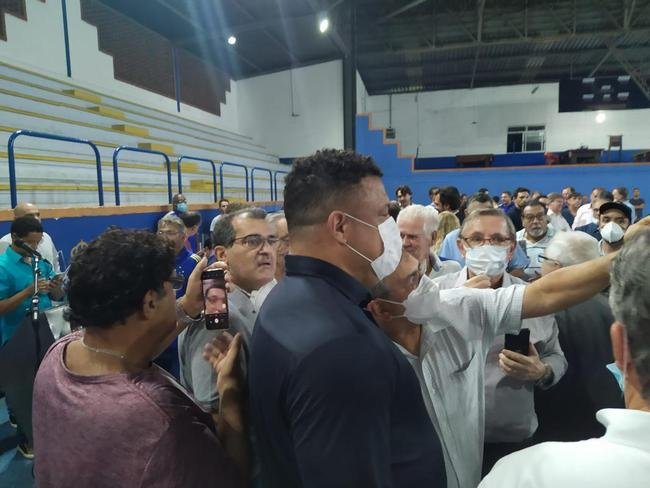 Ronaldo compareceu  votao da venda da SAF do Cruzeiro no Barro Preto e foi muito assediado por conselheiros do clube