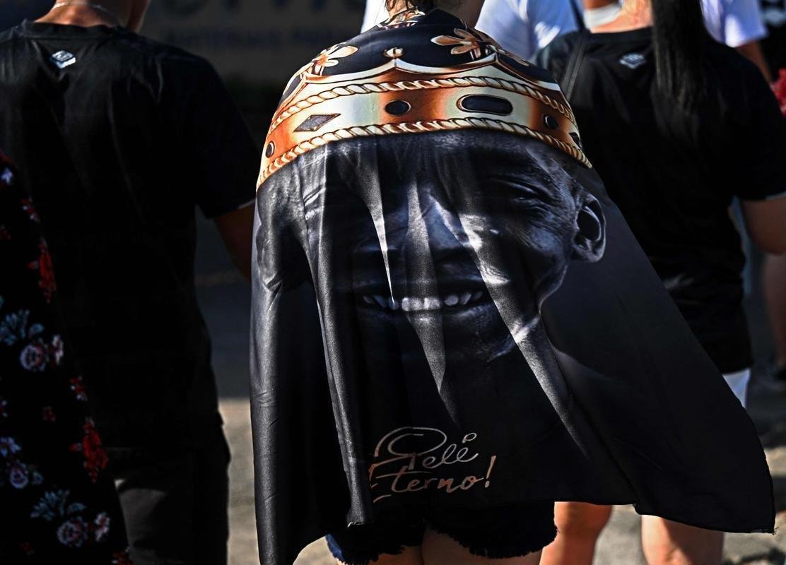 Os ltimos momentos do velrio de Pel, na Vila Belmiro, estdio do Santos. 