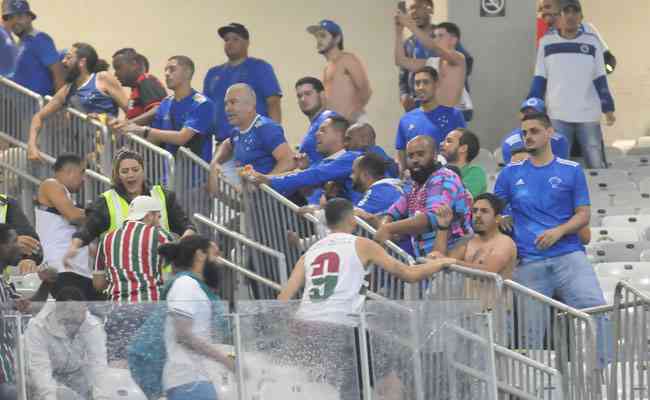 Torcedores de Cruzeiro e Fluminense brigaram nas arquibancadas do Mineirão