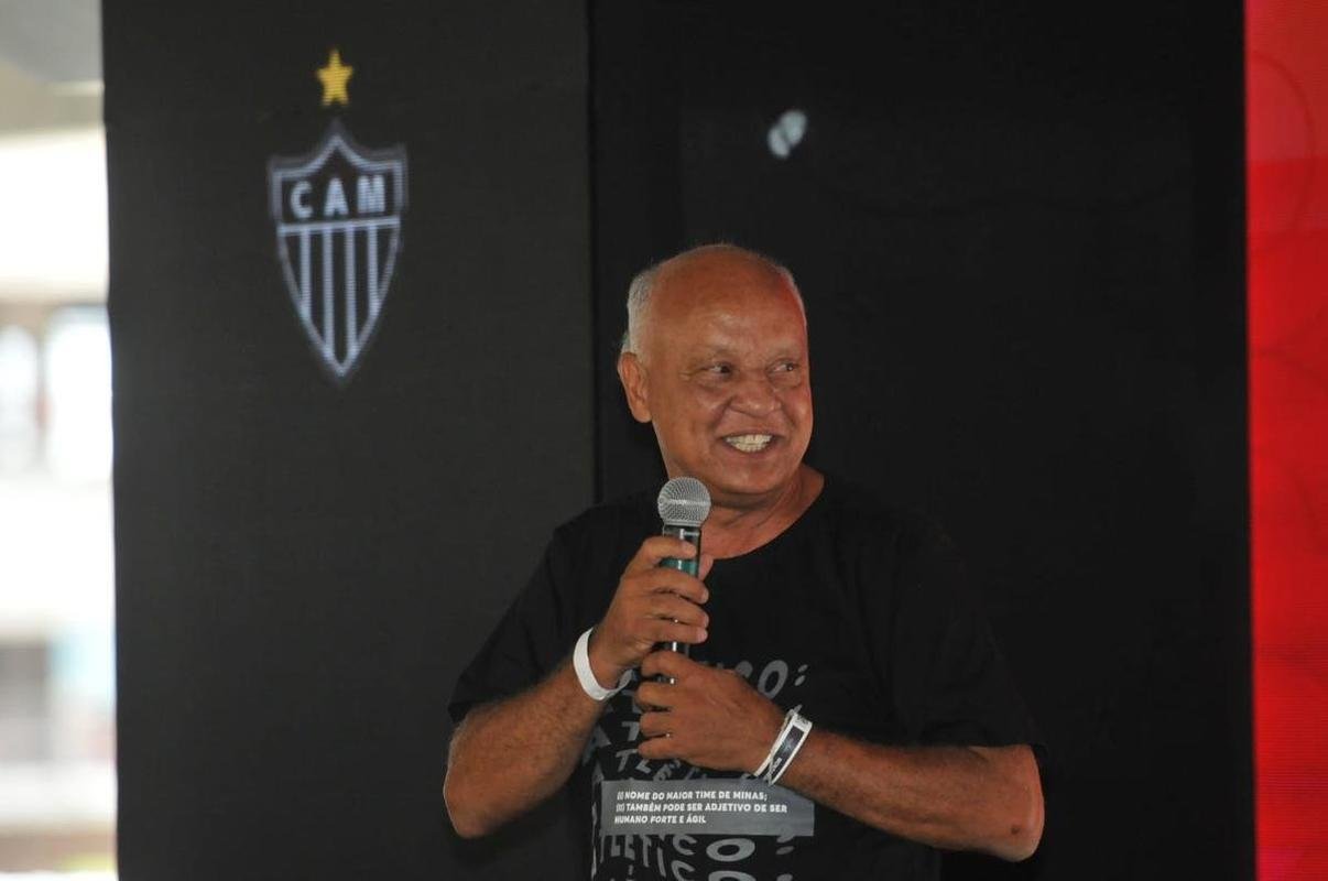 Personalidades no evento que anunciou detalhes da inaugurao da Arena MRV. Na foto, o dolo atleticano Reinaldo