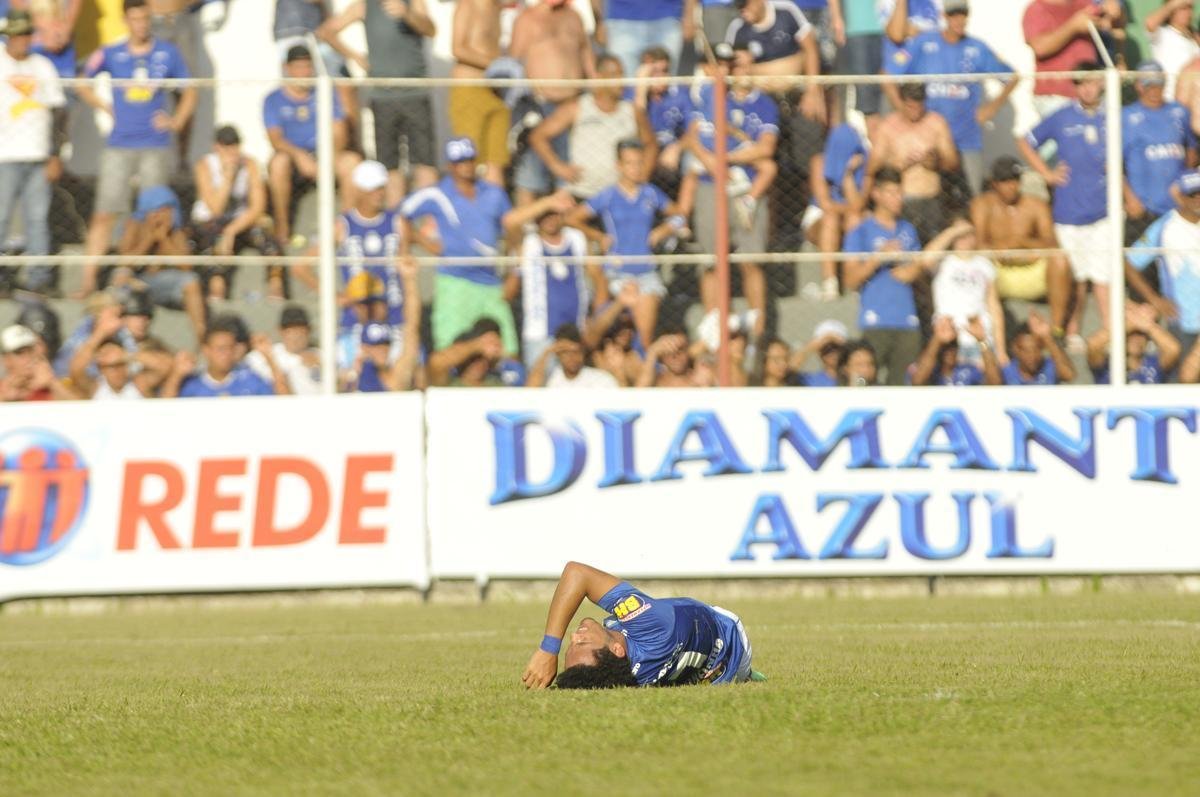 No fim da partida, Rafinha se queixou de contuso muscular e deixou o campo mancando
