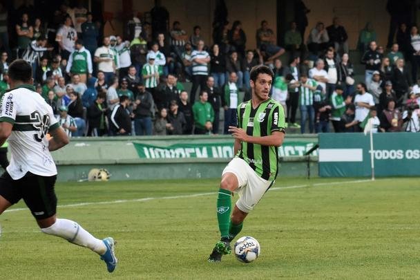 Fotos do duelo entre Coritiba e América, no Couto Pereira, em Curitiba, pela 25ª rodada da Série B do Campeonato Brasileiro