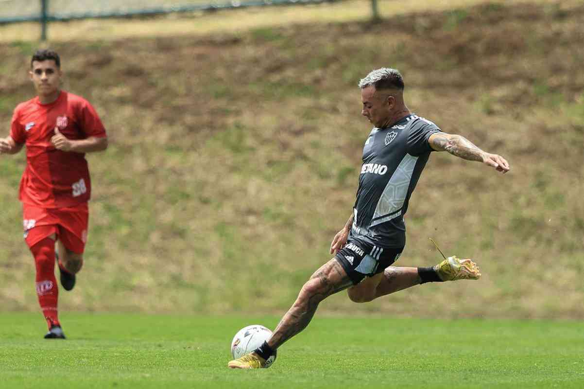 No primeiro jogo-treino, Atltico empatou com o Villa Nova por 1 a 1. Hulk marcou pelo Galo.