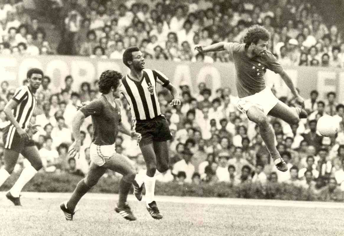 JOOZINHO: aos 20 anos, marcou na vitria por 2 a 1 sobre o Atltico, pelo Mineiro de 1974