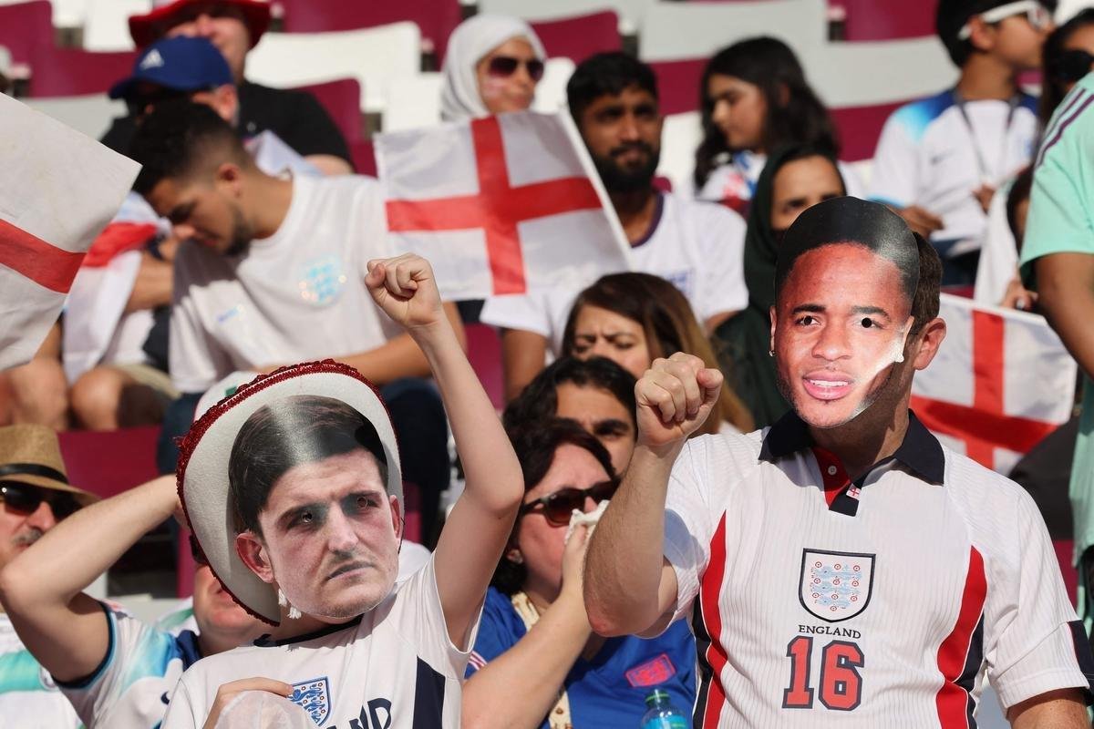 Os torcedores de Inglaterra e Ir no primeiro jogo do Grupo B na Copa do Mundo.