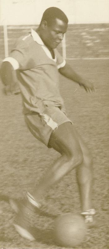 Massinha trocou o Cruzeiro pelo Vasco em março de 1964, conforme destacou, à época, o jornal Estado de Minas. O valor da negociação foi de 15 milhões de cruzeiros. Em 1966, o lateral-direito retornou ao clube celeste, pelo qual jogou 234 partidas. Nascido em São José do Rio Pardo no dia 7 de setembro de 1939, Benedito Aparecido dos Santos também atuou pela Caldense e representou a Seleção Brasileira na Copa América de 1963.