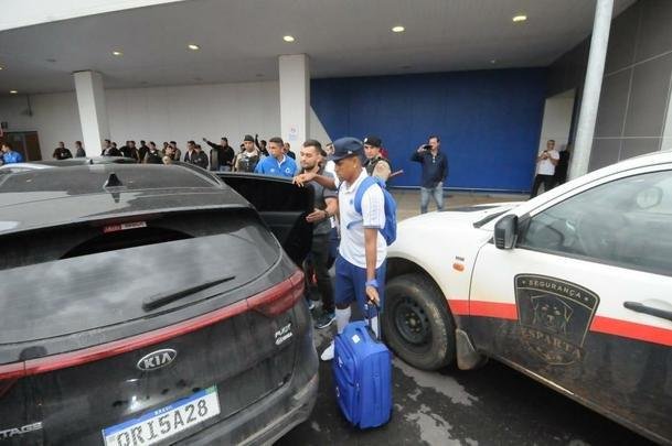 No desembarque do Cruzeiro em Confins, após o jogo contra o Ceará, técnico Rogério Ceni foi ovacionado por torcedores presentes no aeroporto. Já o meia Thiago Neves, apontado como pivô do atrito com o técnico, foi criticado. Assim como treinador, goleiro Fábio foi ovacionado pelos cruzeirenses na chegada.