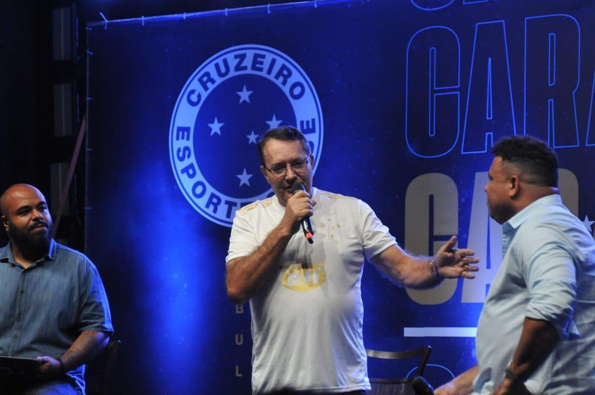 Ronaldo levou cruzeirenses de Conselheiro Lafaiete ao delrio ao participar da Caravana do Cruzeiro nesta quarta-feira (26). Fenmeno esteve acompanhado no palco de Pedro Loureno, patrocinador do clube, e ganhou msica nova produzida pelo rapper Das Quebradas