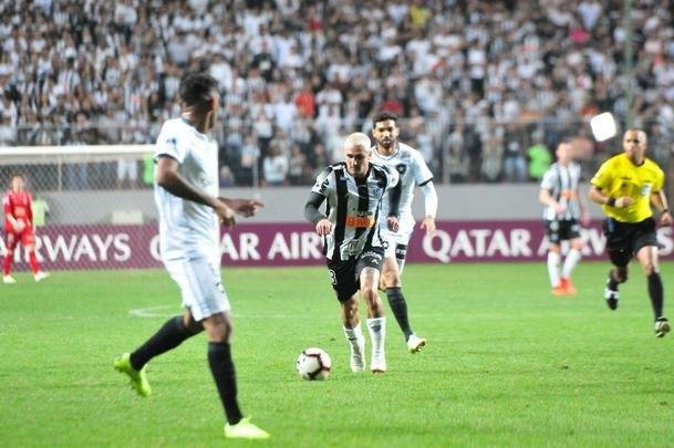 Atltico voltou forte na etapa final e abriu o placar em cobrana de pnalti com Fbio Santos: 1 a 0