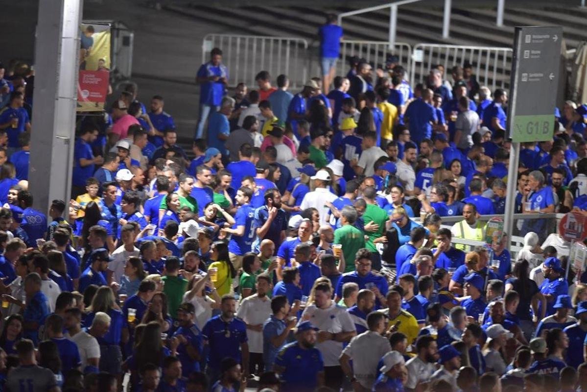 Mineiro teve show de luzes e iluminao especial antes do jogo entre Cruzeiro e Ituano pela Srie B do Campeonato Brasileiro. Estdio aderiu  campanha Outubro Rosa, de conscientizao da sociedade para a preveno do cncer de mama. Houve ainda espetculo com fogos e aes de patrocinadores do clube na esplanada para o torcedor, que festejou com o time o ttulo da Srie B do Brasileiro