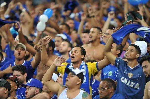 Depois da classificao diante do Palmeiras, jogadores e torcida do Cruzeiro festejaram no Mineiro a passagem  final da Copa do Brasil