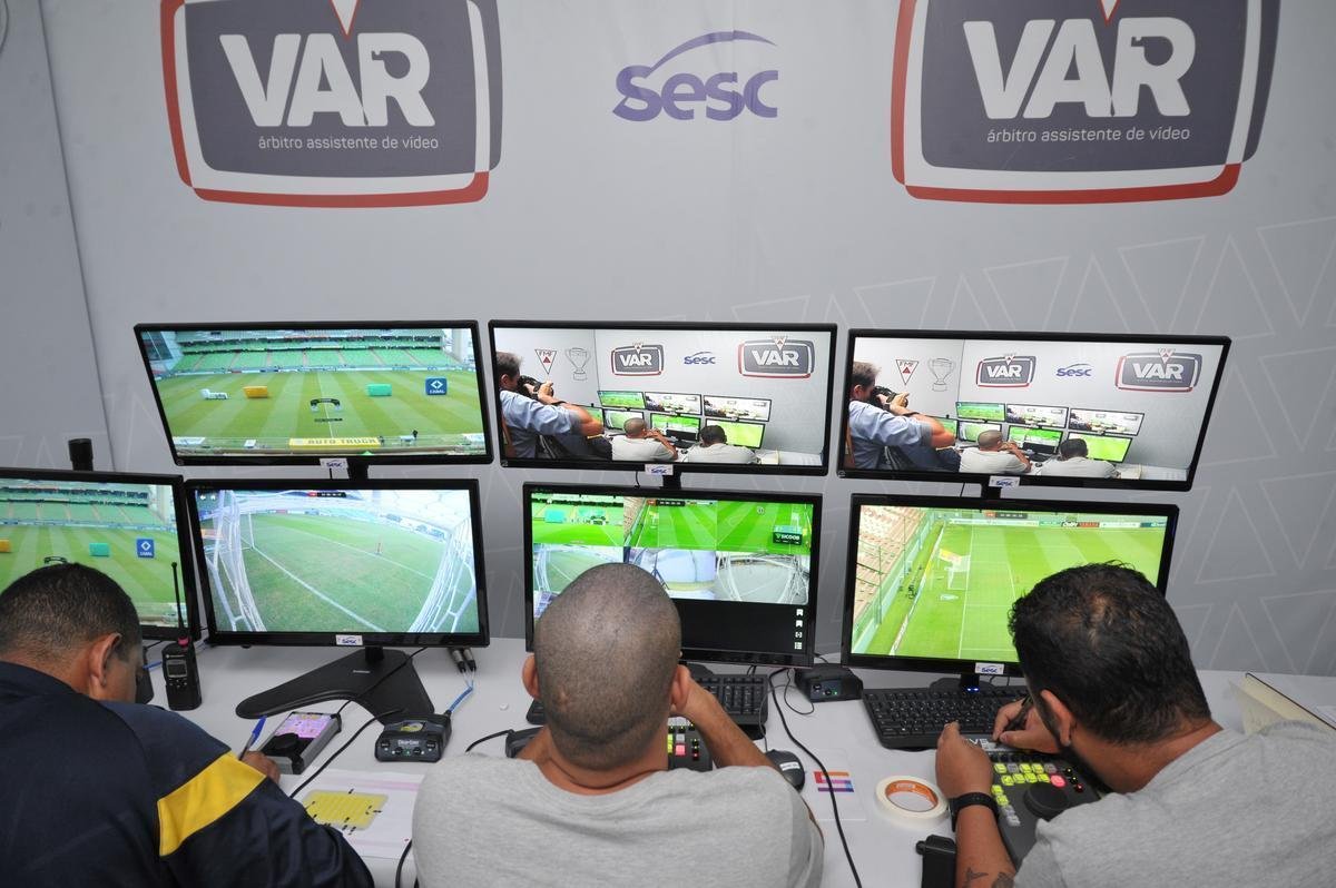 Fotos da sala do VAR (rbitro assistente de vdeo) no Independncia