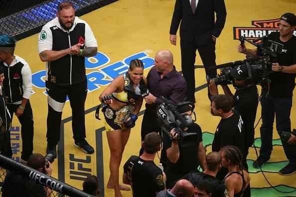 Fotos da grande vitória de Amanda Nunes pelo cinturão do UFC