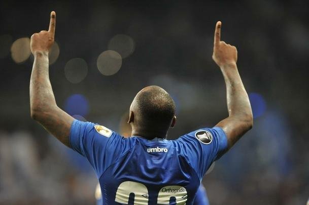 Sass arrematou de primeira na rea e mandou no ngulo esquerdo de Herrera: 5 a 0 Cruzeiro