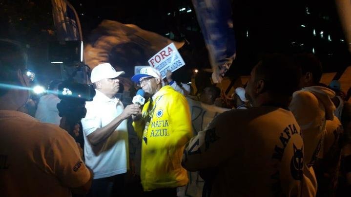 Integrantes da torcida Mfia Azul protestaram na noite desta segunda-feira durante a eleio para o Conselho Fiscal do Cruzeiro. Alm de cnticos exigindo transparncia no clube, os torcedores jogaram pipoca na porta da sede social do Barro Preto e se referiram aos conselheiros como 'omissos'. A insatisfao dos cruzeirenses se d pelas suspeitas de crimes cometidos por integrantes da diretoria. Tanto a Polcia Civil quanto o Ministrio Pblico apuram as possveis irregularidades em transaes de jogadores, contratos de prestao de servio e aumentos substanciais de salrios.