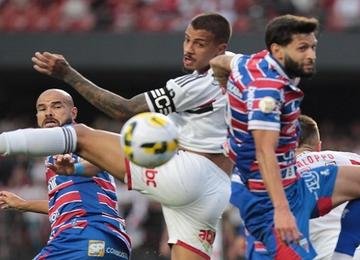 Com grandes defesas, Fernando Miguel para ataque tricolor no Morumbi e é fundamental para triunfo do time cearense, que mantém embalo